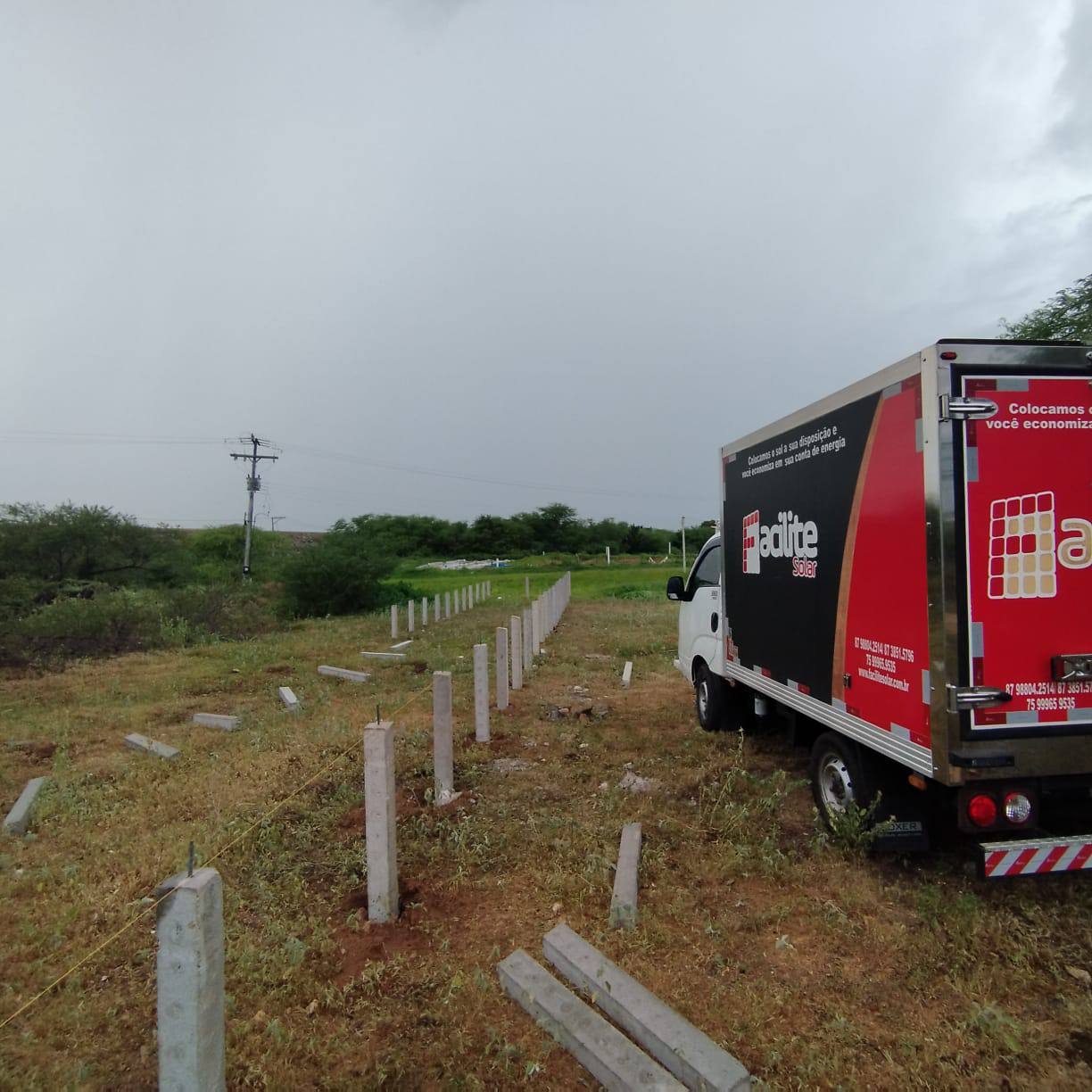 Caminhão da Facilite Solar em obra de usina solar